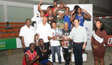 Delegación de la región Este recibe su trofeo de Campeón de la edición 40 del Campeonato Nacional de Boxeo Élite, celebrado en Sabana Grande de Boyá.